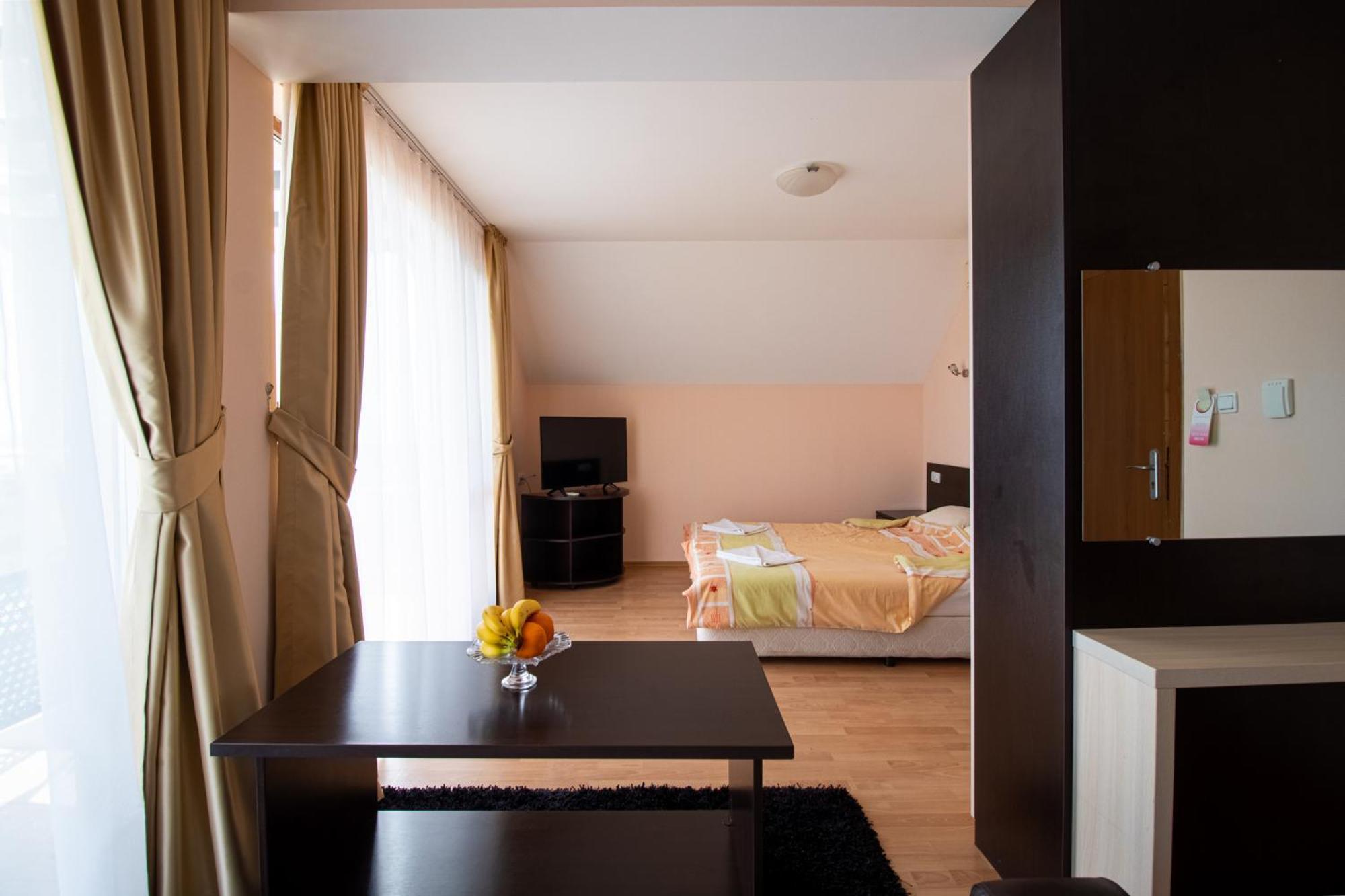 Red Iguana Hotel Свети Влас Екстериор снимка