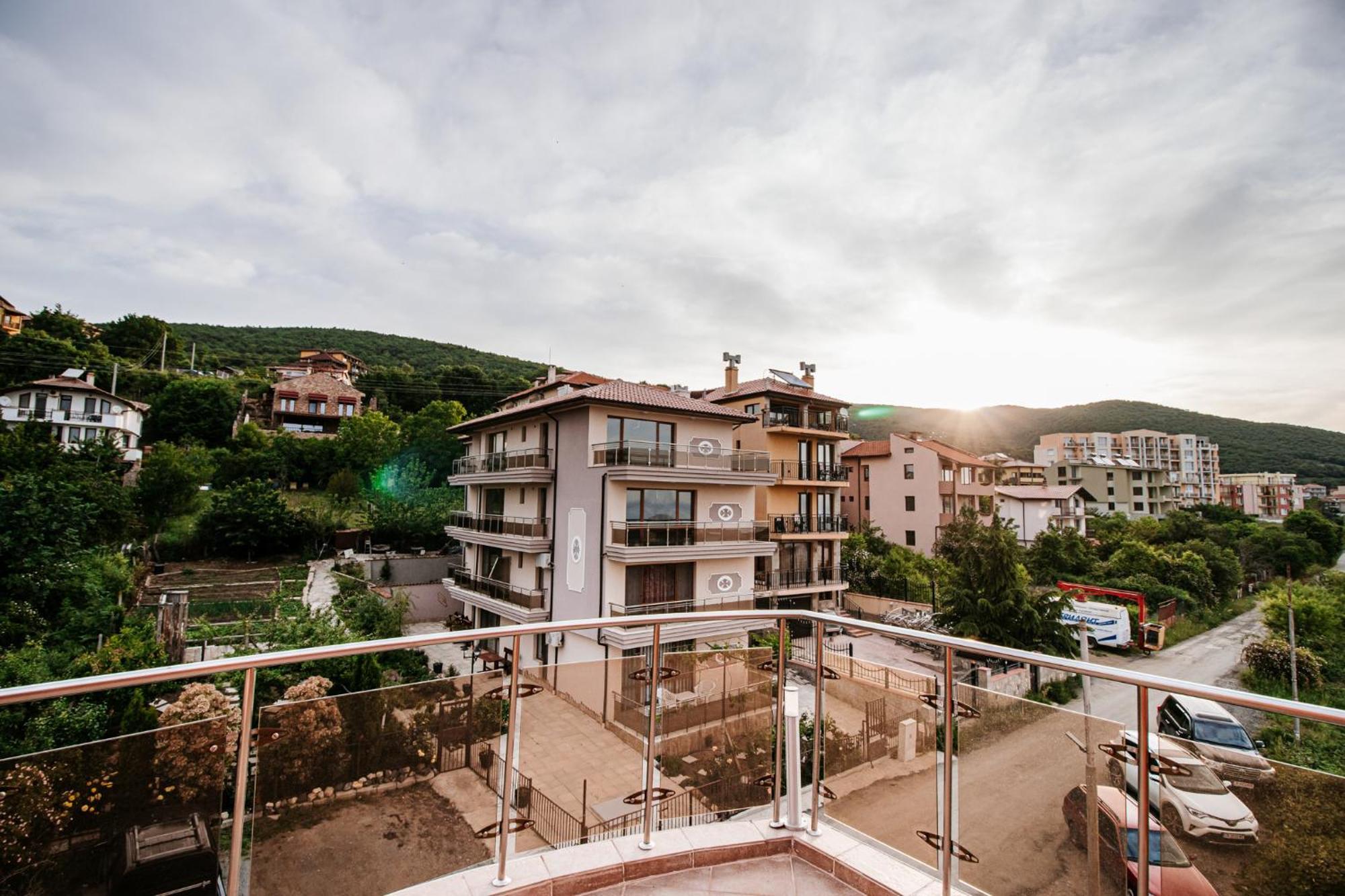 Red Iguana Hotel Свети Влас Екстериор снимка