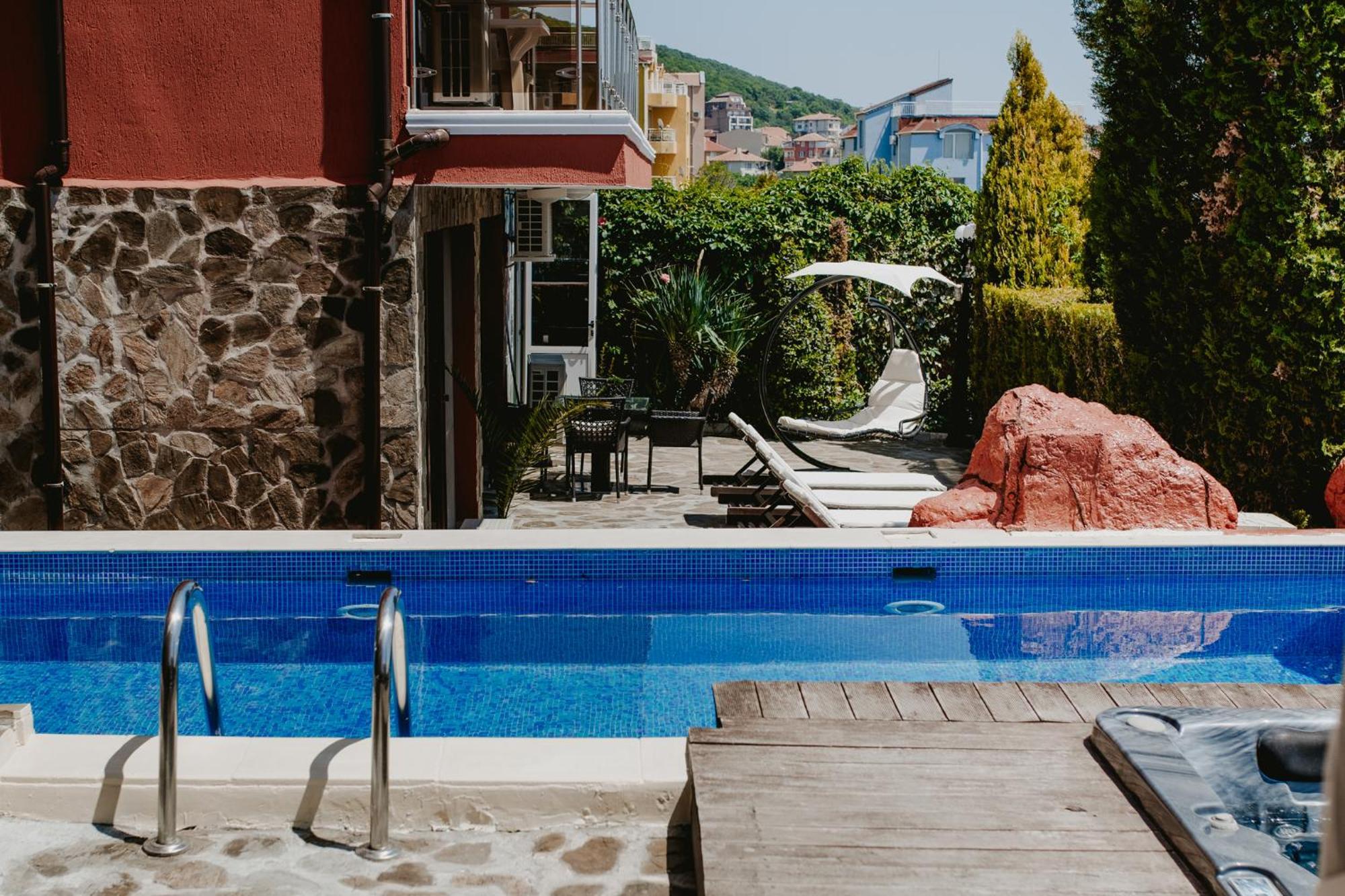 Red Iguana Hotel Свети Влас Екстериор снимка